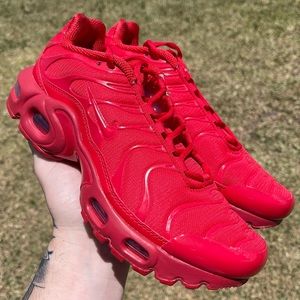 NIKE AIR MAX PLUS RED